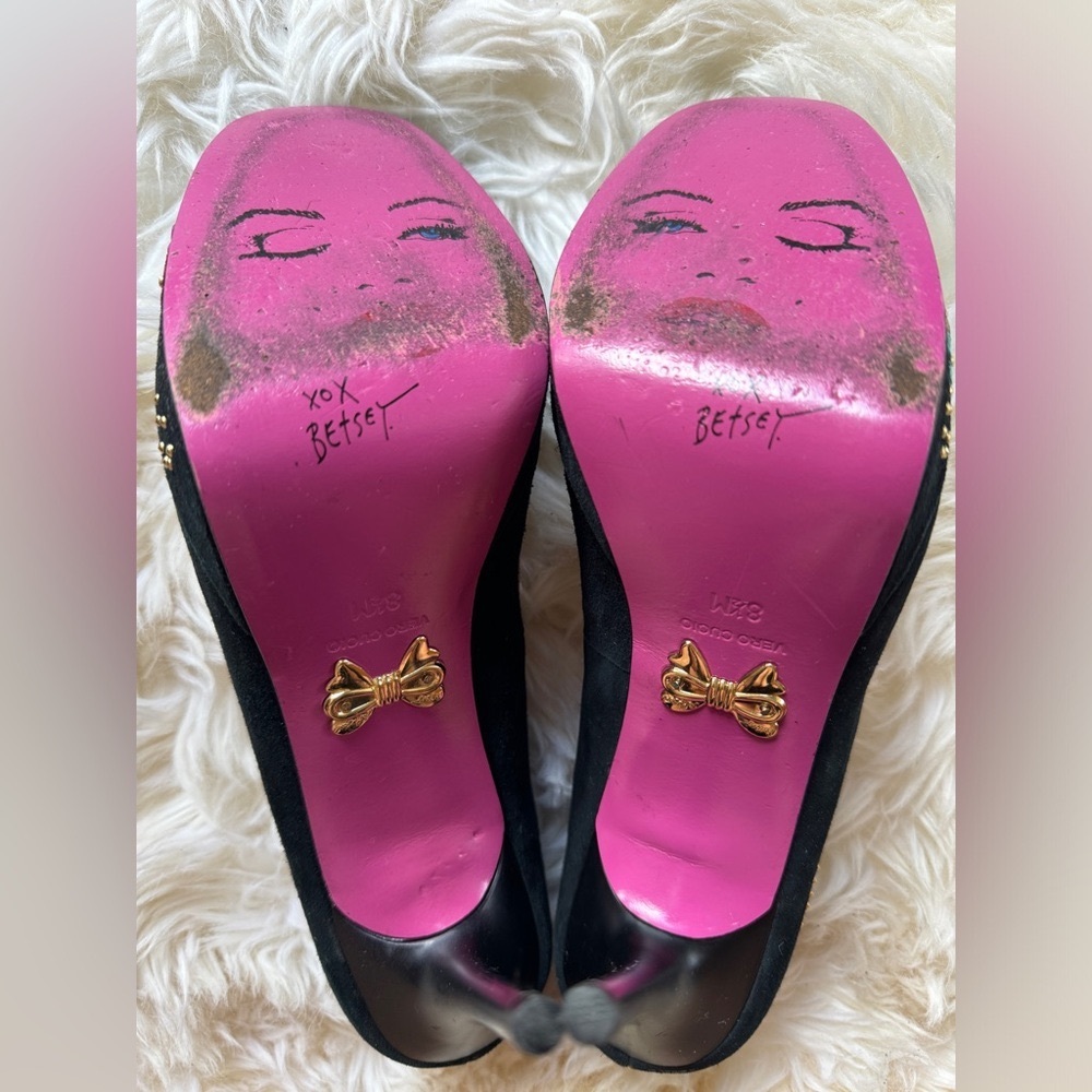 Betsy Johnson Stiletto’s, Black Suede, Floral & Gold Studs, Pink Bottoms Sz 8.5 - Picture 5 of 7